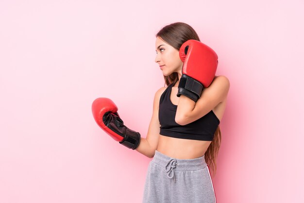 Jonge blanke sportieve vrouw boksen