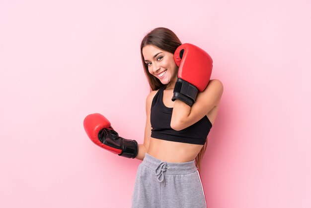 Jonge blanke sportieve vrouw boksen