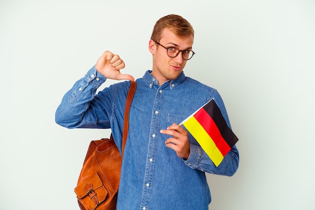 Jonge blanke student die Duits op wit studeert, voelt zich trots en zelfverzekerd, een voorbeeld om te volgen.