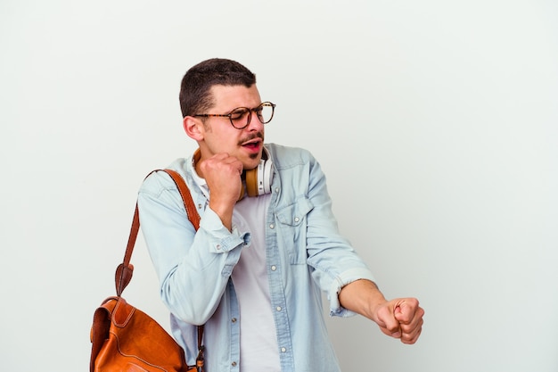 Jonge blanke student man luisteren naar muziek geïsoleerd op wit dansen en plezier maken.