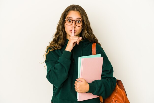 Jonge blanke studentenvrouw die een geheim houdt of om stilte vraagt.