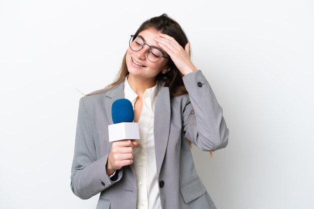 Jonge blanke tv-presentator vrouw geïsoleerd op witte achtergrond lachen