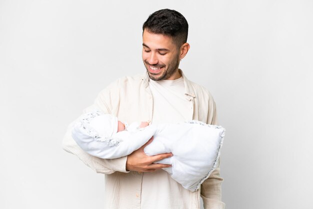 Jonge blanke vader met haar pasgeboren baby over geïsoleerde achtergrond met gelukkige uitdrukking