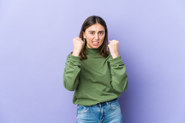 Jonge blanke vrouw boos schreeuwen met gespannen handen.