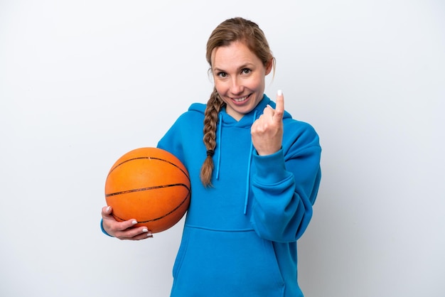 Jonge blanke vrouw die basketbal speelt geïsoleerd op een witte achtergrond die komend gebaar doet