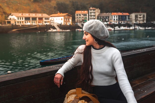 Jonge blanke vrouw die de baai van Pasaia in Baskenland bekijkt.