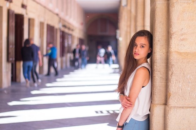 Jonge blanke vrouw die door het stadscentrum loopt