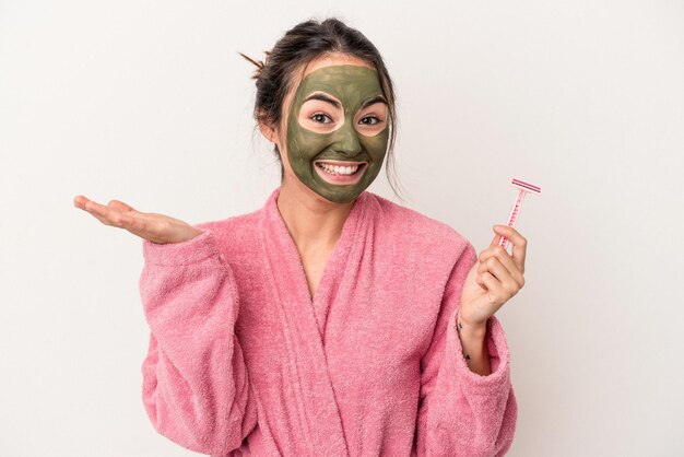 Jonge blanke vrouw die een gezichtsmasker droeg, was geïsoleerd op een witte achtergrond