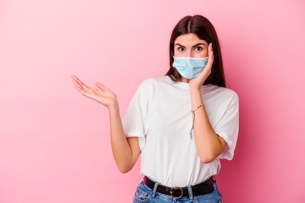 Jonge blanke vrouw die een masker voor geïsoleerd virus draagt