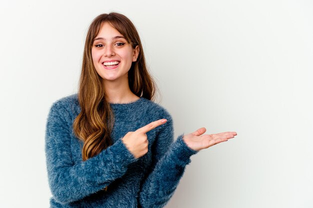 Jonge blanke vrouw die emoties geïsoleerd uitdrukken