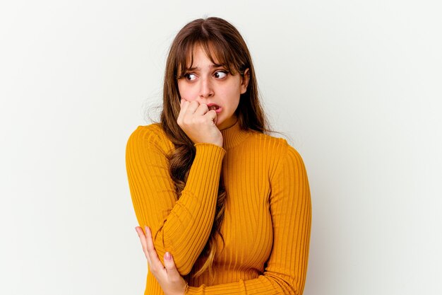 Jonge blanke vrouw die emoties geïsoleerd uitdrukken