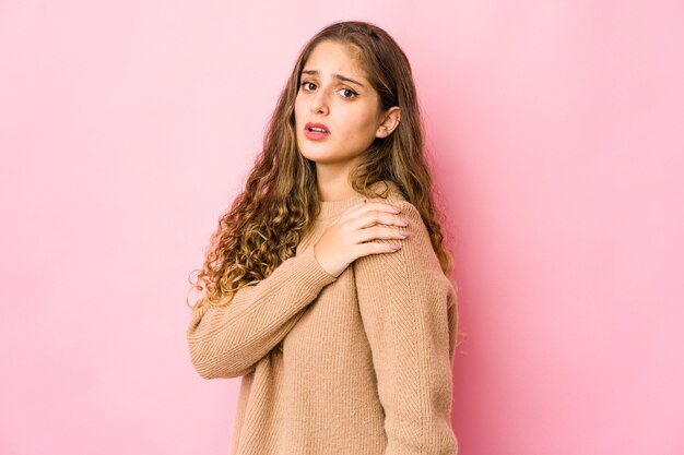 Jonge blanke vrouw die emoties geïsoleerd uitdrukken