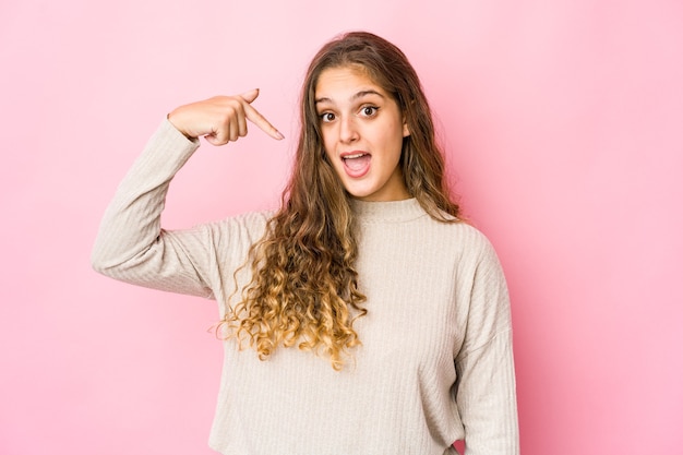 Jonge blanke vrouw die emoties geïsoleerd uitdrukken