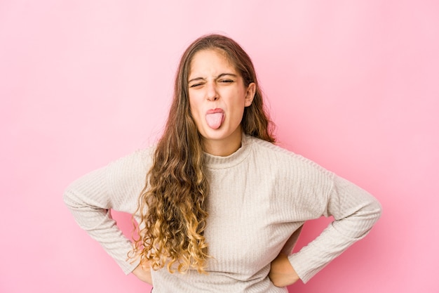 Jonge blanke vrouw die emoties geïsoleerd uitdrukken