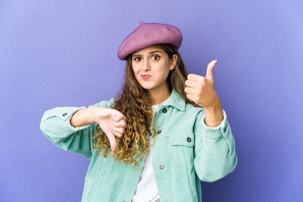 Jonge blanke vrouw die emoties geïsoleerd uitdrukken