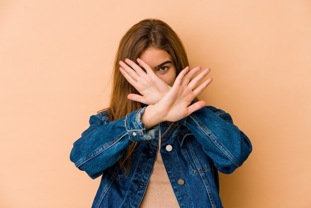 Jonge blanke vrouw die emoties geïsoleerd uitdrukken