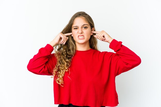 Jonge blanke vrouw die emoties geïsoleerd uitdrukken