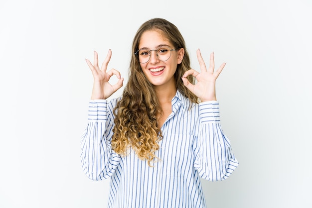 Jonge blanke vrouw die emoties geïsoleerd uitdrukken