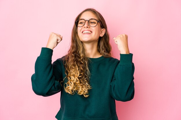 Jonge blanke vrouw die emoties geïsoleerd uitdrukken