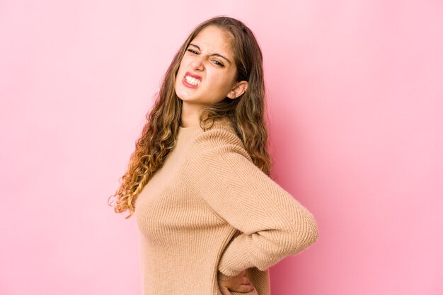 Jonge blanke vrouw die emoties geïsoleerd uitdrukken