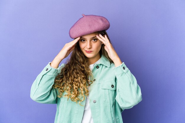 Jonge blanke vrouw die emoties geïsoleerd uitdrukken