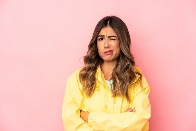 Jonge blanke vrouw die emoties geïsoleerd uitdrukken