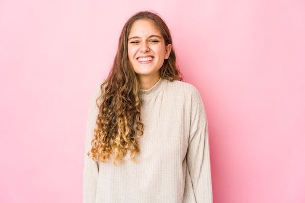 Jonge blanke vrouw die emoties geïsoleerd uitdrukken