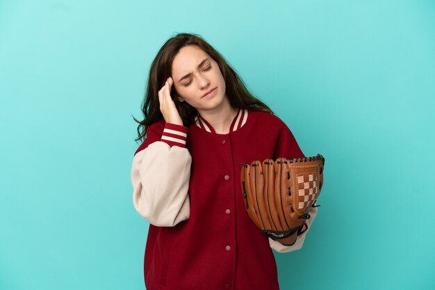 Jonge blanke vrouw die honkbal speelt geïsoleerd op een blauwe achtergrond met hoofdpijn