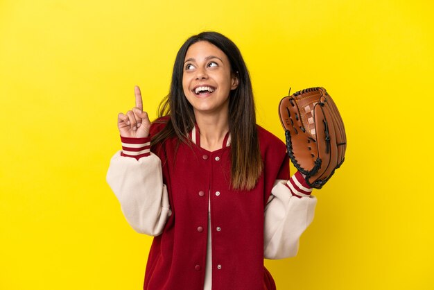 Jonge blanke vrouw die honkbal speelt geïsoleerd op een gele achtergrond en wijst op een geweldig idee