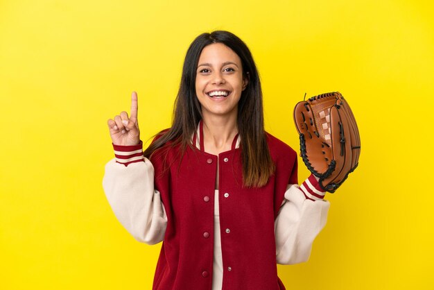 Jonge blanke vrouw die honkbal speelt geïsoleerd op een gele achtergrond en wijst op een geweldig idee