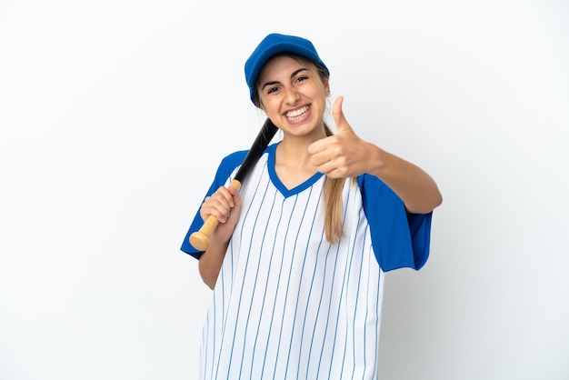 Jonge blanke vrouw die honkbal speelt geïsoleerd op een witte achtergrond met duimen omhoog omdat er iets goeds is gebeurd