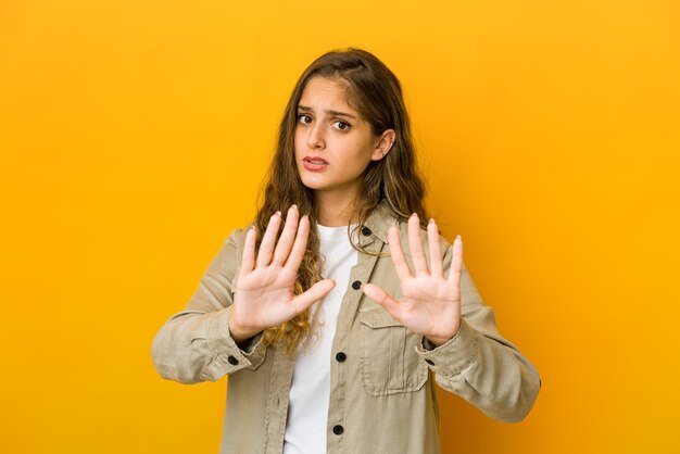 Foto jonge blanke vrouw die iemand afwijst die een gebaar van walging toont.