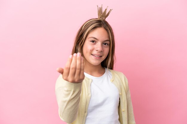 Jonge blanke vrouw die verrast op de grond zit en een bericht stuurt