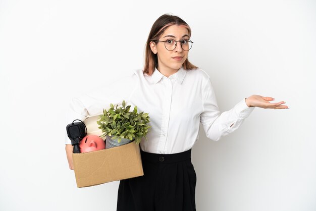 Jonge blanke vrouw die zich in een nieuw huis onder geïsoleerde dozen beweegt