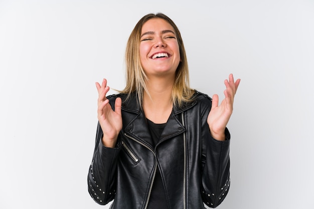 Jonge blanke vrouw draagt een zwart lederen jas vreugdevolle lachen veel