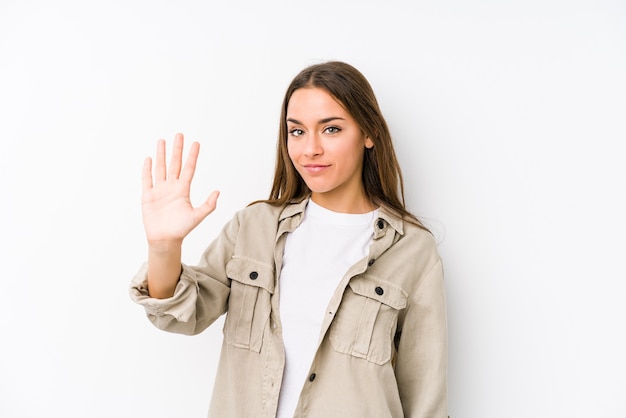 Jonge blanke vrouw geïsoleerd glimlachend vrolijk tonend nummer vijf met vingers.