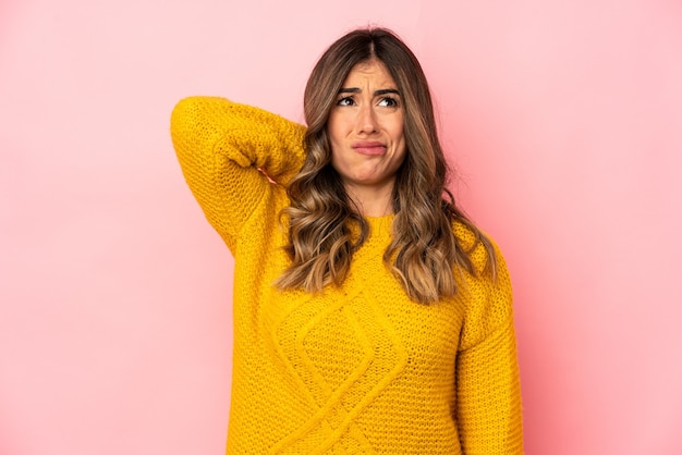 Jonge blanke vrouw geïsoleerd lijden nekpijn als gevolg van een zittende levensstijl.