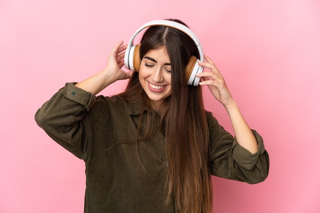 Jonge blanke vrouw geïsoleerd luisteren muziek