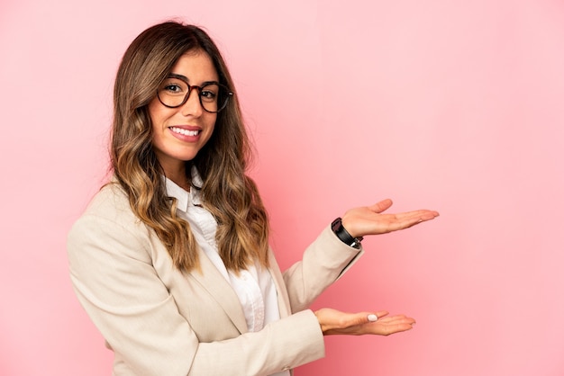 Jonge blanke vrouw geïsoleerd met een kopie ruimte op een palm.