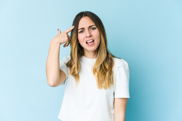 Jonge blanke vrouw geïsoleerd op blauw met een gebaar van teleurstelling met wijsvinger.