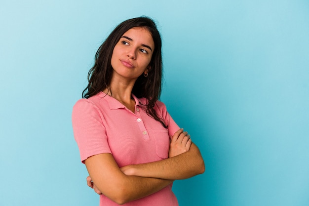 Jonge blanke vrouw geïsoleerd op blauwe achtergrond dromen van het bereiken van doelen en doeleinden