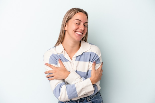 Jonge blanke vrouw geïsoleerd op blauwe achtergrond lachen en plezier maken.