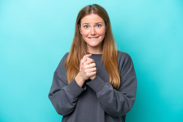 Jonge blanke vrouw geïsoleerd op blauwe achtergrond lachen