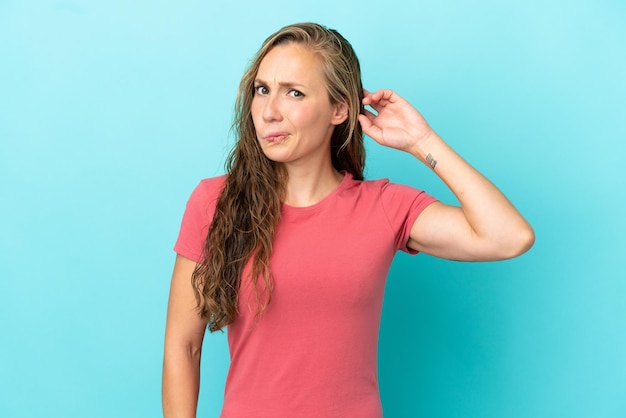 Jonge blanke vrouw geïsoleerd op blauwe achtergrond met twijfels