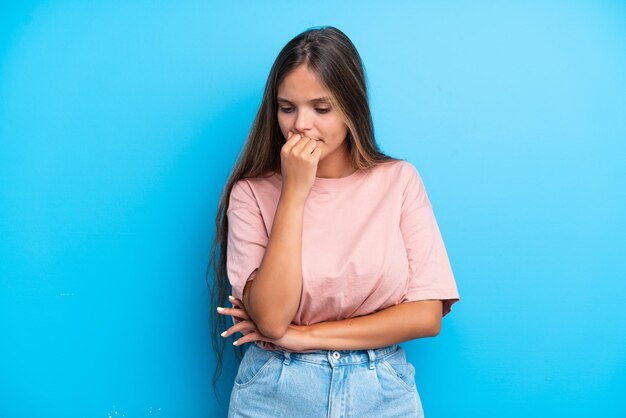 Jonge blanke vrouw geïsoleerd op blauwe achtergrond met twijfels