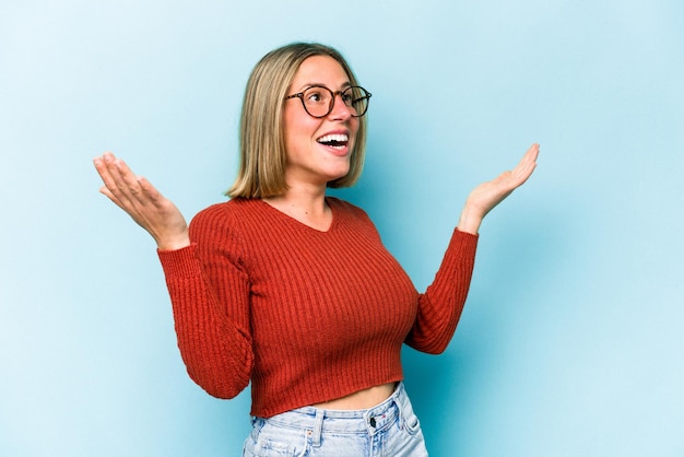 Jonge blanke vrouw geïsoleerd op blauwe achtergrond vrolijk lachen veel Geluk concept