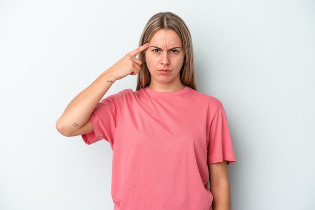 Jonge blanke vrouw geïsoleerd op blauwe achtergrond wijzende tempel met vinger, denken, gericht op een taak.