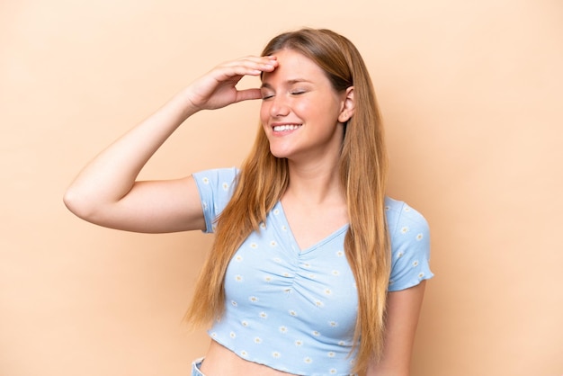 Jonge blanke vrouw geïsoleerd op een beige achtergrond veel glimlachen