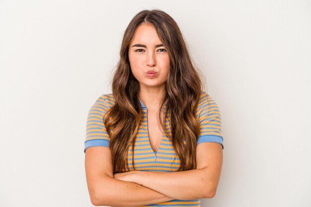 Jonge blanke vrouw geïsoleerd op een witte achtergrond blaast wangen, heeft een vermoeide uitdrukking. Gezichtsuitdrukking concept.