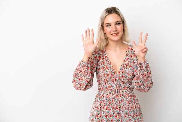 Jonge blanke vrouw geïsoleerd op een witte achtergrond die acht met vingers telt